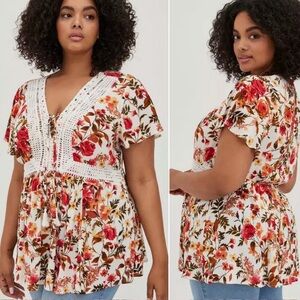 Torrid Babydoll Crinkle Gauze Crochet Inset Lace-Up Top in Floral White 1X